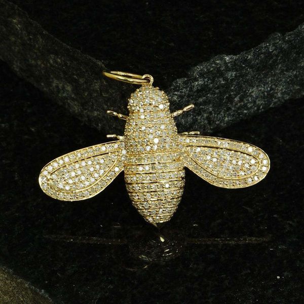 Produttore di gioielli con ciondolo fatto a mano con diamante a forma di ape in oro giallo 14 carati