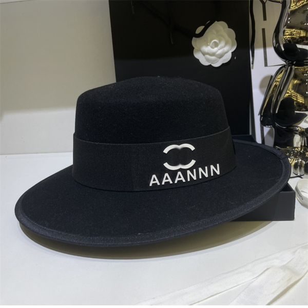 Mulheres de luxo Lã Flat Top Cap Aba Larga Plain Black Flat-top Chapéu Boater Fedora Chapéus de Feltro Com Carta Vintage Igreja Casamento Panamá Caps SDLX