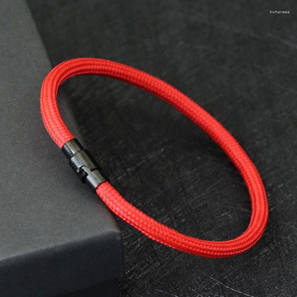 Bettelarmbänder Einfaches Magnetarmband für Männer Frauen Rote Glücksbringer aus reiner Baumwolle Seilarmbänder Schwarzer Knopf Magnetschnalle Outdoor-Sportschmuck