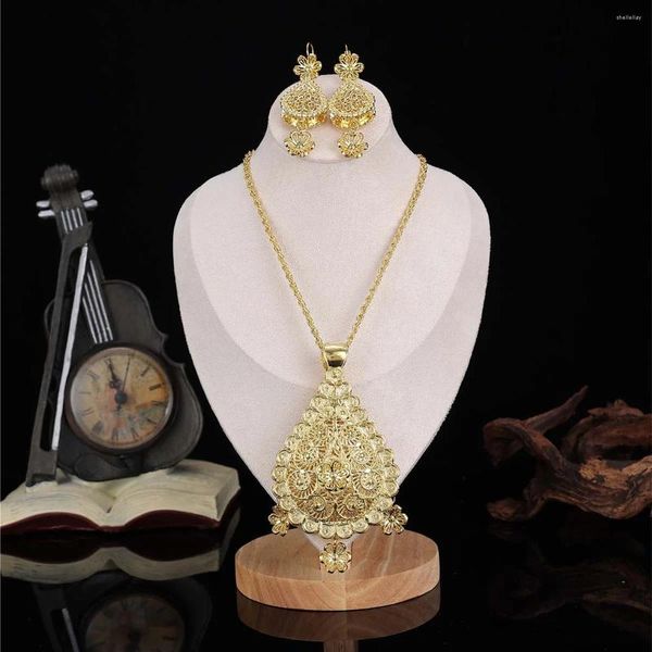 Collana e orecchini set stile algerino doppio pendente in due pezzi corte intagliati in metallo con frange di design