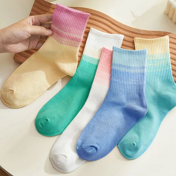 Calzini da donna a righe arcobaleno Calzini a tubo centrale in morbido cotone colorato per calzini sportivi casual per ragazze