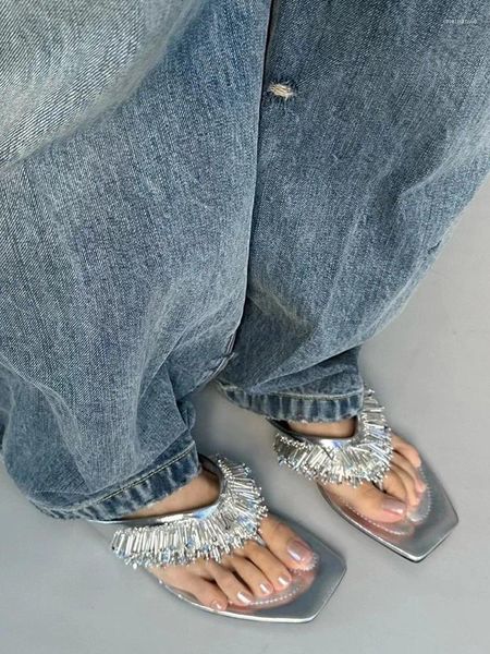 Scarpe eleganti Alla moda In rilievo Testa quadrata Casual Fondo piatto Chiusura a punta Pantofole da donna 2023 Scintillante Outwear Vacanza Sandali eleganti