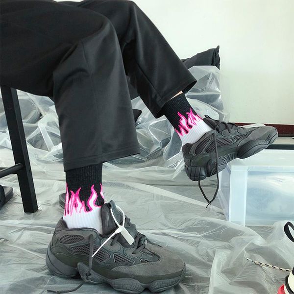 Herrensocken 2023 Burning Flame Männer und Frauen Baumwolle Europäische Amerikanische Straße Hip Hop Harajuku Paar Skateboard Weiße Neuheit Socke