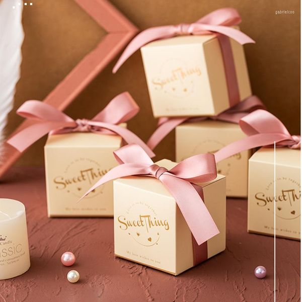 Confezione regalo 25 pezzi Regali di nozze per gli ospiti Scatola Sacchetto di carta Kraft Caramelle Confetto Confezionamento Fiore con nastro