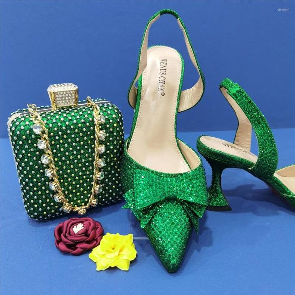 Sapatos de vestido Preço de atacado Últimas cores verdes coloridas listras lantejoulas e diamante borboleta design senhoras saco conjunto