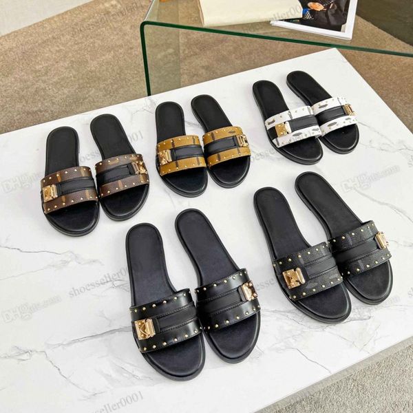 2023 Designer clássico de alta qualidade Lock It Slippers Women Lampskin Leather Metal Fuckle Mule Woman Sandal Shoes Beach Shoes Sapatos de salto plano Tamanho 35 R7yg#