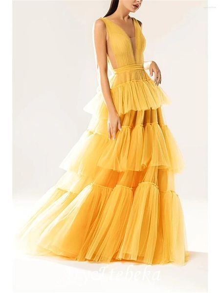 Abiti da festa A-Line Elegante principessa Invitato a un matrimonio Abito da sera formale Scollo a V senza maniche Strascico di corte Tulle con strati Colore puro