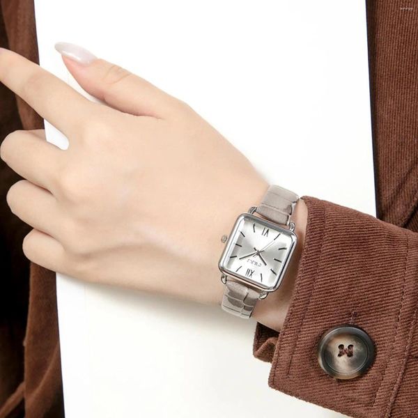 Armbanduhren Mode Frauen Uhren Luxus Vintage Square Compact Zifferblatt Silber Gehäuse Weibliche Uhr Quarz Armbanduhr Leder Gürtel