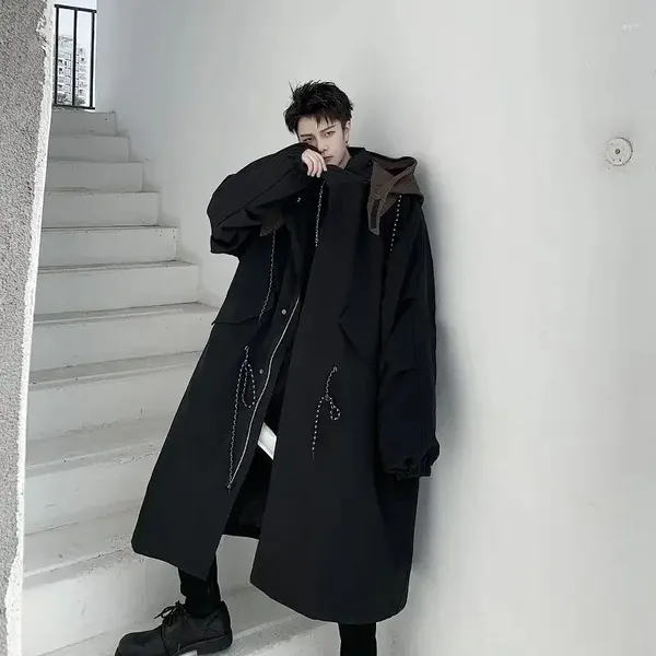 Мужские плащи 2024 Темно-черное пальто Индивидуальная ветровка с капюшоном контрастного цвета средней длины в стиле панк Куртка большого размера на пуговицах