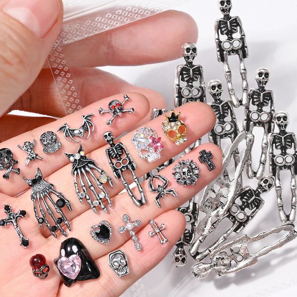 Decorações de arte de unhas 10 pcs Halloween gótico punk liga 3d esqueleto humanóide mão osso cruz ornamento diy manicure peças je 231123