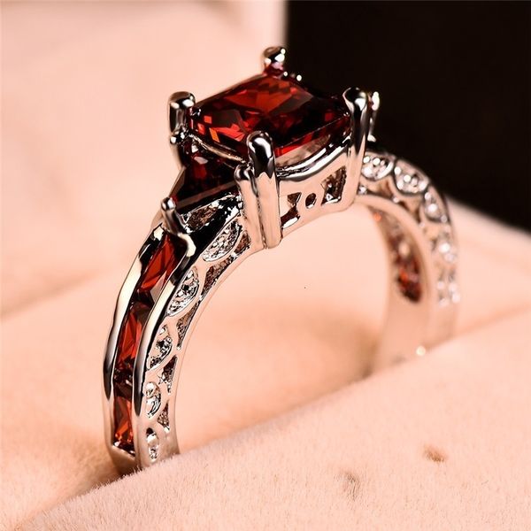 Cluster Anéis Moda Elegante Mulheres Prata Cor Princesa Quadrado Corte Garnet Red Stone Noivado Anéis de Casamento para Mulheres Jóias Presente 230424