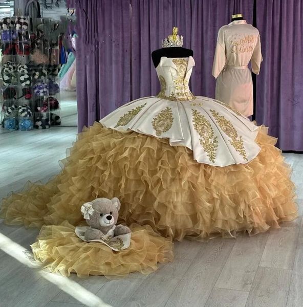 Gold Trägerlose Prinzessin Quinceanera Kleider Perlen Applikationen Langes Abendkleid Rüschen Tiered Geburtstagsfeier Vestidos De 15 Jahre
