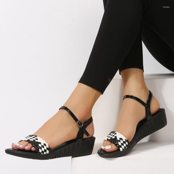 Sandalen 2023 Summer Thick Bottom Wedge Leaky Toe Bequeme Schwarz-Weiß-Schnalle Mom Schuhe Outdoor Casual Large Size 43