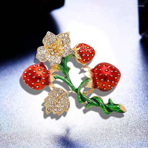 Broches Retro Moda de esmalte Fruta Morango Broche temperamento Senhoras Cartoon Rhinestone Casual Pingando Oil Corsage