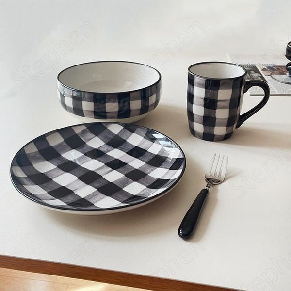 Пластины глазурь Цвет Черно -белая клетчатая керамическая тарелка китайская современная простая чашка кофейная чашка дневной десерт посуду