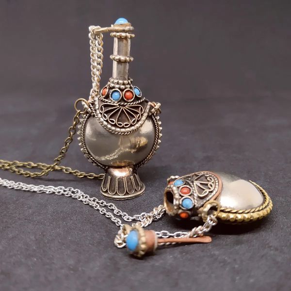 Girocolli Collana con ciondolo in vaso antico Collana in cupronichel Vintage intarsiato in pietra di corallo Accessori gotici turchesi Regali di gioielli 231124