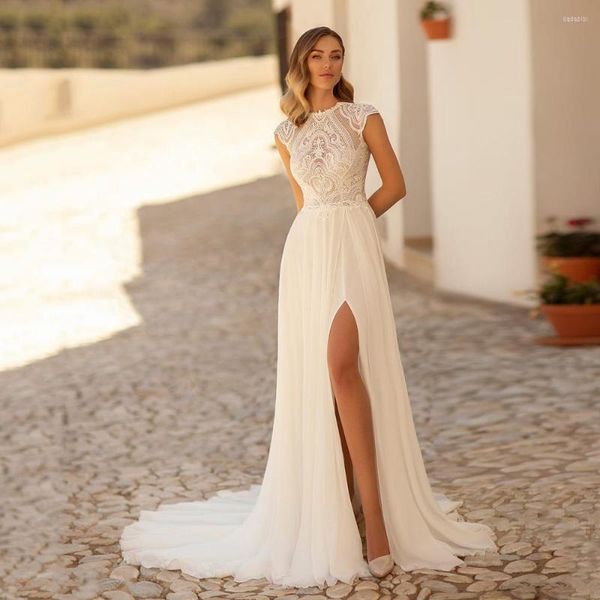 Abito da sposa Chic Bohemian Abiti di pizzo O-Collo Cap maniche Chiffon Abito da sposa 2023 Boho con spacco Abiti da sposa