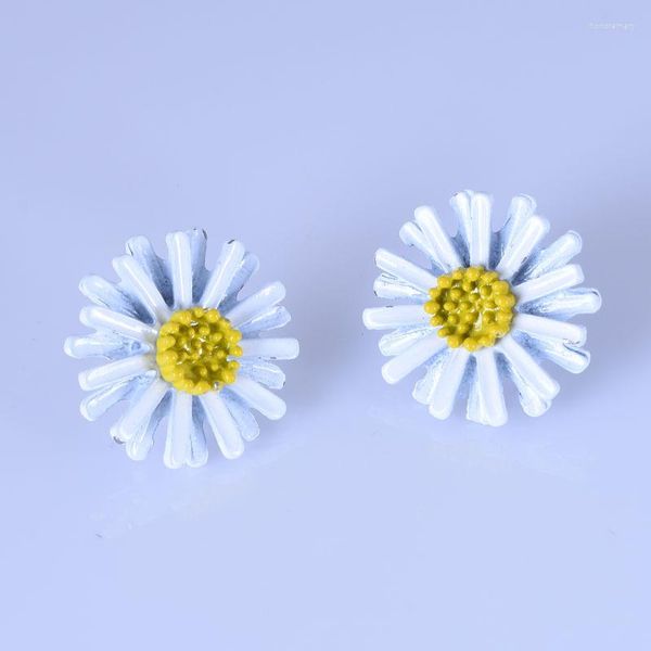 Orecchini a lobo Earing Vera lega di stagno Brinco Brincos Daisy 2023 Moda semplice e piccola fresca e versatile Fata Fiore in estate