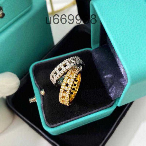 Luxurys Designers Rings Fashions T Grid Diamond Ring Classic Hollowd Out essencial presente para homens mulheres ouro e prata 2 cores bom nicejf7e