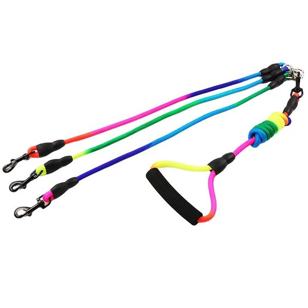 Collari per cani Guinzagli Arcobaleno Due Tre quattro cani Guinzaglio in nylon staccabile Guinzaglio per animali domestici con manico in schiuma 1 guinzaglio per 2 o 3 o 4 cani Corda di trazione per cani rotonda 231124