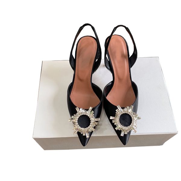 Kadın Tasarımcı Sandalet Amina Muaddi Lupita Cam Terlik PVC BEGUM SLING Şeffaf Pleksi Topuk Saç Ayakkabı Ayakkabıları Starbust Süslenmiş Broş Siyah Nappa Slaytlar