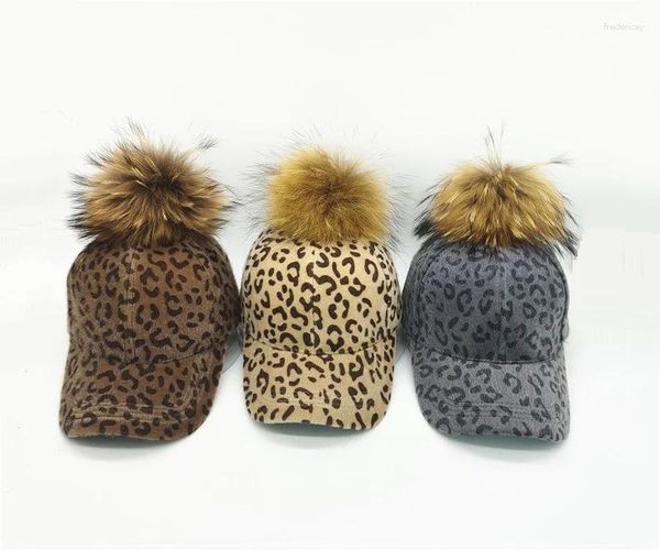 Top kapaklar yetişkin gündelik leopar baskı beyzbol şapkası kadın erkekler spor şapka gerçek kürk pompom kamyoncu şapkaları gorros