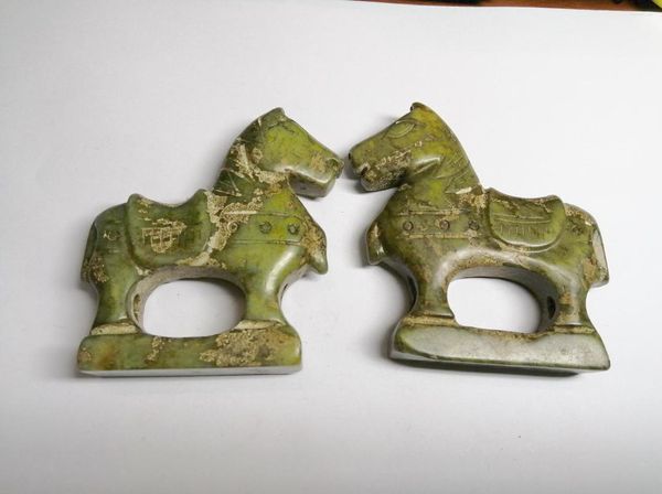 Charms 1pc schöne und niedliche alte handgeschnitzte Jade chinesische Skulptur stehendes Kriegspferd