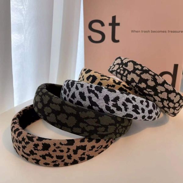 Fascia per capelli in spugna a tesa larga lavorata a maglia con stampa leopardata a tutto tondo