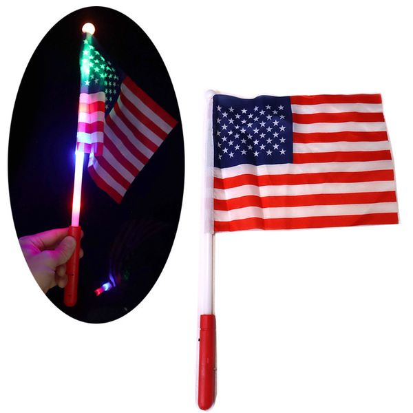 Bandiere a mano americane a LED 4 luglio Giorno dell'Indipendenza Bandiera USA Bandiera dei giorni patriottici Bandiera del partito con accessori per la parata di luci