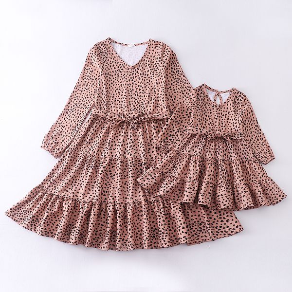 Roupas familiares de família Girlymax Fallwinter Baby Girls Mommy Me Boutique Crianças Roupas Milk Leopardo DOT DOT LONGO DRESSÃO DO CRIDADE DE CRIDADE 230424