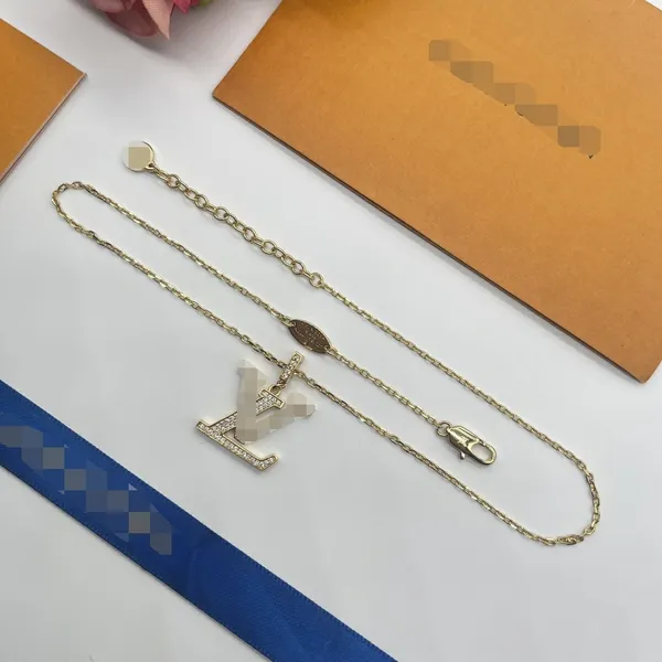Lüks marka kolye kolye tasarımcısı moda takı cjeweler mektup kaplamalı altın gümüş zincir erkekler için kadın modaya uygun tiktok var mücevherler vn-31