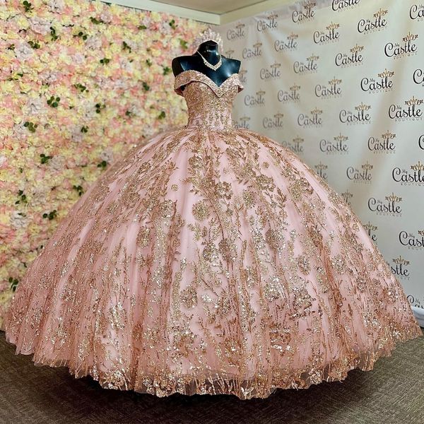 Rosa schulterfreies glitzerndes Quinceanera-Kleid 2023 voluminöse Pailletten Goldapplikation Spitze Perlen Vestidos Prom Vestidos De Baile Tüllkleid