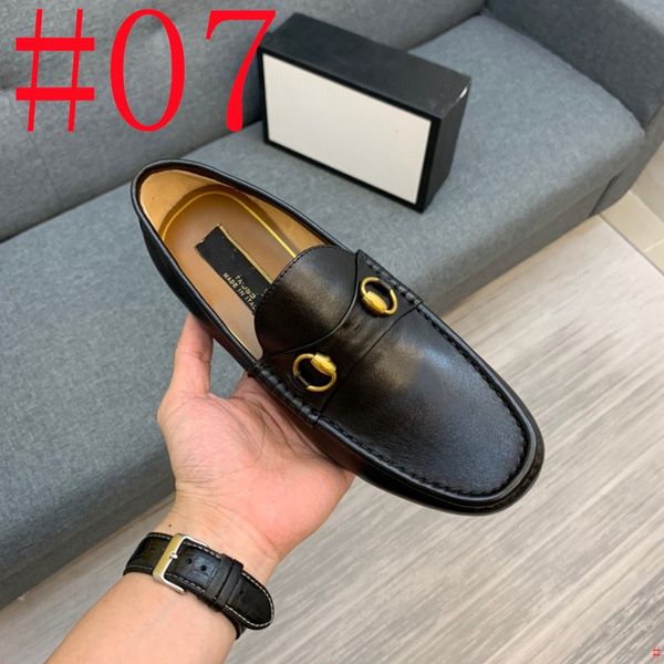 G13 / 8MODEL New Luxury Men Dress Shoes Pelle verniciata Punta a punta Ricama Crown Business Leisure Black Wedding Dress Designer Shoes