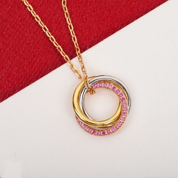 2024 Collana di design rotondo con ciondolo con ciondolo di qualità di lusso con diamante fucsia e bracciale con scatola per timbri in stile speciale PS4975A