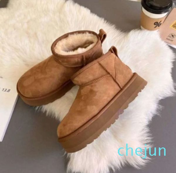 Botas clássicas de outono e inverno com dedução moda mini tubo curto casual pelúcia plana espessada neve à prova de vento sapatos de pão de couro de tubo médio