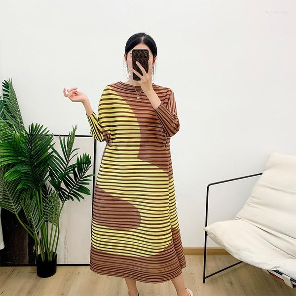 Abiti casual di alta qualità Folda per donna 2023 Miyake Primavera pieghettata Heavy Craft Fashion Lose Thin Strip Long Dress