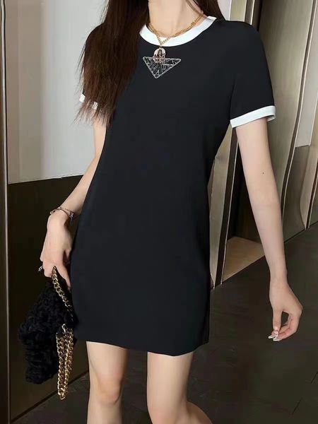 Tasarımcı Üçgen Standart 2023 Yeni Retro Sıradan Moda Klasik Black Beyaz Renk Kontrast Basit İnce Kısa Kollu Elbise C34U