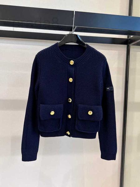 Kadın Sweaters Tasarımcısı Sonbahar ve Kış Yeni Tembel Küçük Kokulu Rüzgar Yumuşak Glutinous Yuvarlak Boyun Moda İnce Metal Düğmesi Yün Ceket JD4N