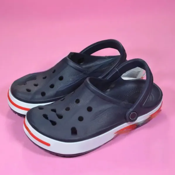 Новые качественные сандалии мужские женские тапочки для женских платформ скользит большие дети тройной черно -белый красный хаки Bule Mint Green Summer Flops Beach Shoes Sandels