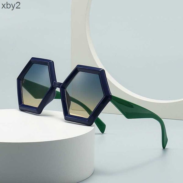 Occhiali da sole Occhiali da sole quadrati con rivetti in metallo occhiali da sole moderni e affascinanti occhiali da sole alla moda per foto di strada LH109