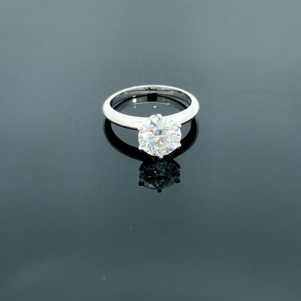 Wuzhou fabricante joias sólidas ouro branco corte redondo diamante moissanite anel feminino