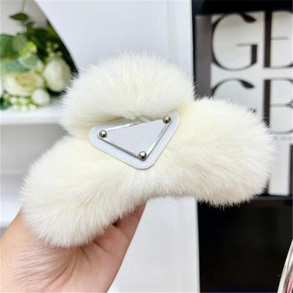 Neue Frauen Flauschige Haarspangen Designer Luxus Haarnadeln Fuzzy Letters Claw Clip Pelzigen Winter Warme Haarnadel Designer Mädchen Haarspangen Schmuck