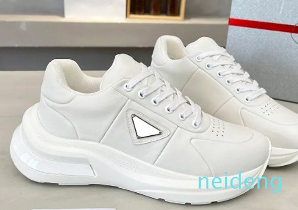 Designer de luxo homens vestido outono famosa marca clássico triângulo sinal carta versátil tênis couro tecido eva sola grossa anti slides sapatos casuais dos homens