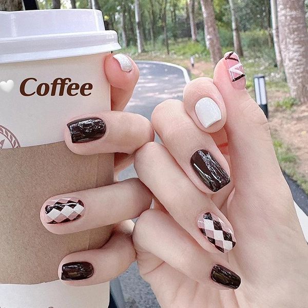 Unghie finte Scozzese Caffè Marrone Punta Cioccolato Effetto UV Falso Nail Art Copertura completa Corto Colore bianco latte Corrispondenza Stampa su