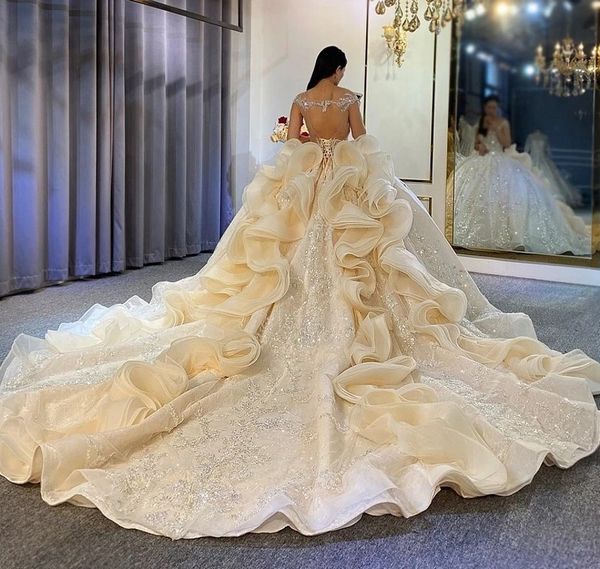 2024 abito da sposa in perline di cristallo scintillante con abito da sposa da ballo da ballo da ballo da treno lungo a Dubai Vestido de Noiva