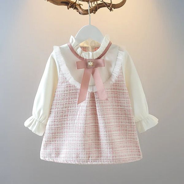 Abiti per ragazze Piccolo bambino Dolce stile carino Abbigliamento Manica lunga Polsini con volant Scollatura Bowknot Decorato Frontale Abito finto in due pezzi Primavera 231124