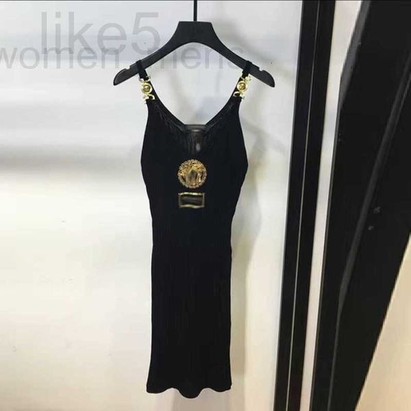 Vestidos casuais básicos designer sexy retrato bordado com letras de marca banhado a ouro v-pescoço pendurado cinta fivela de metal de malha hip envoltório vestido feminino