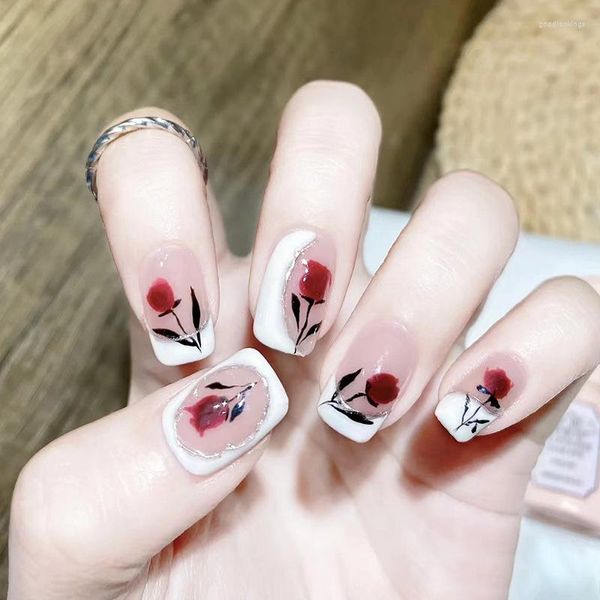 Falsche Nägel, 24 Stück, einfach, cremig, weiß, Französisch, Retro-Rosen-Nagelkunst, rotes Design, kurze Sargspitzen, DIY-Maniküre-Fälschung