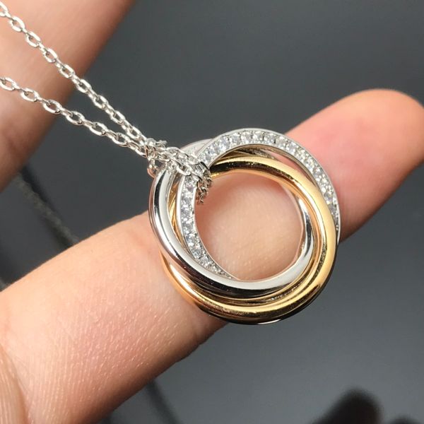 Collana di design con pendente per uomo donna Collana a tre anelli in oro con diamanti delicatezza scheggia Collana a catena sottile Coppia regalo per feste all'ingrosso di gioielli