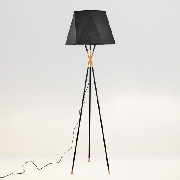 Zemin lambaları Basit siyah geometrik lamba modern oturma odası yatak odası modeli üç ayak dekoratif